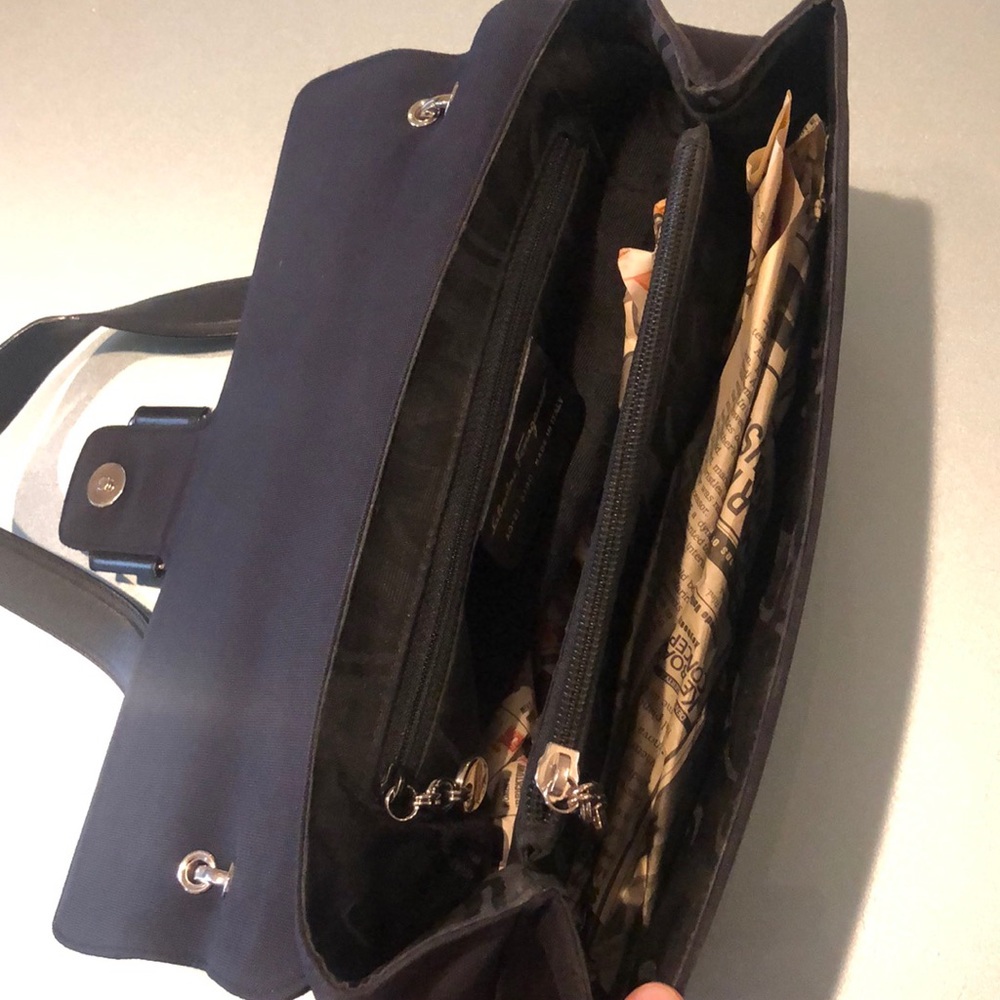 Salvatore Ferragamo should bag purse - Picture 3 of 4